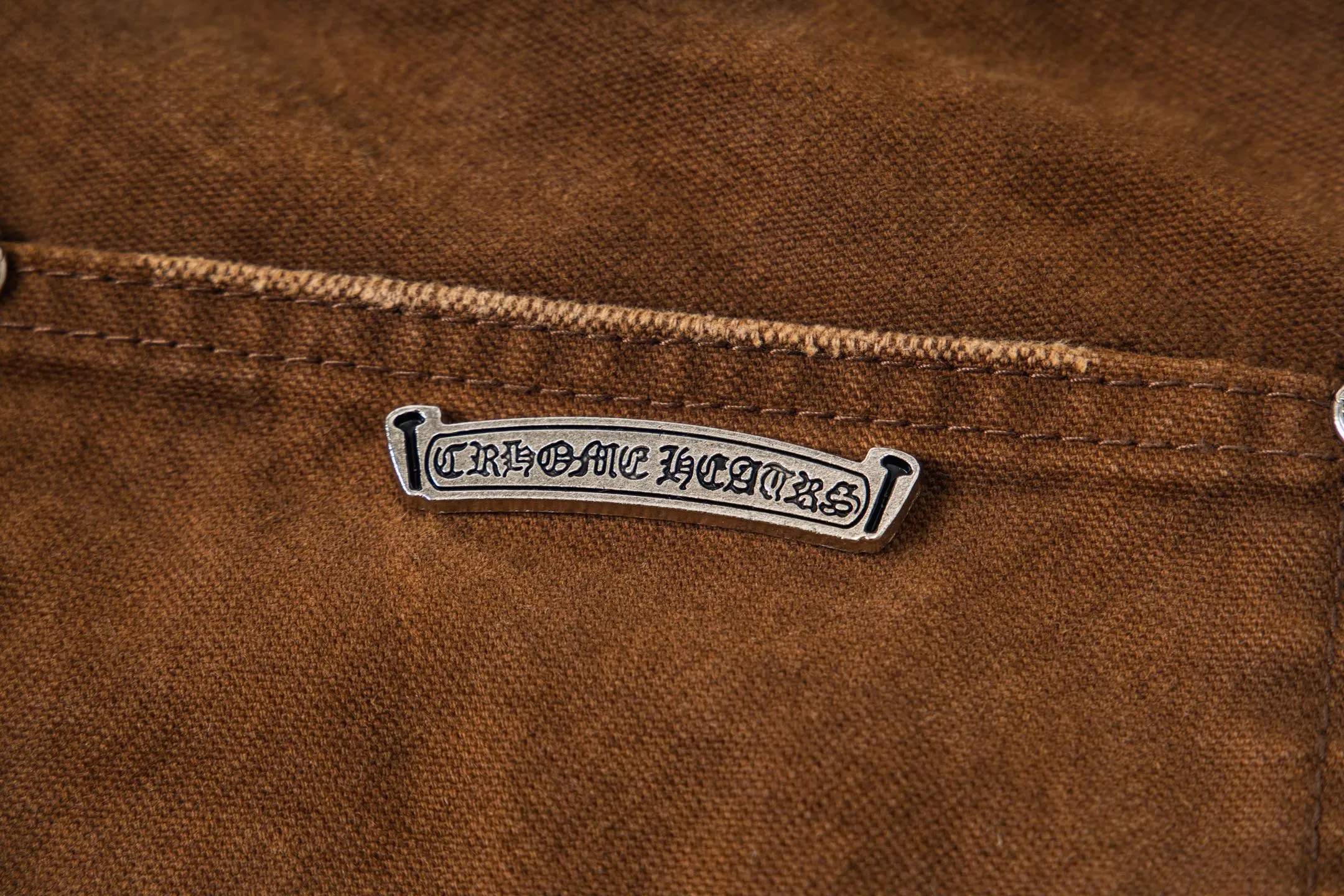 P290 Chrome Hearts Chrome Hearts Brown Logging Orange Multi-leather Jeans Multi-leather standard workwear jeans and jeans need to be washed and then disassembled and hand-stitched with sheepskin cross leather and then spliced to complete. The whole process is too complicated to describe. About Chrome Hearts This is an extremely luxurious fashion brand that can also be called the nobility of the high street. It has always been an exclusive brand for some hipsters or the second generation of rich people. Compared with ordinary high streets, it is more luxurious and noble. Compared with luxury brands, it is more fashionable and individual. It has always been a brand that I have a special liking for. Style number: 1787# Color: Brown Size: 28 30 32 34 36